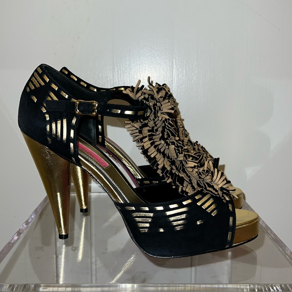 Betsey Johnson Taylor black and gold ruffle platform heel. Sz 8 1/2